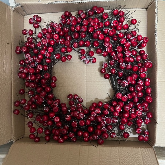 NWT LeCasa Iced Red Berry Holiday Wreath 22” - Picture 3 of 7